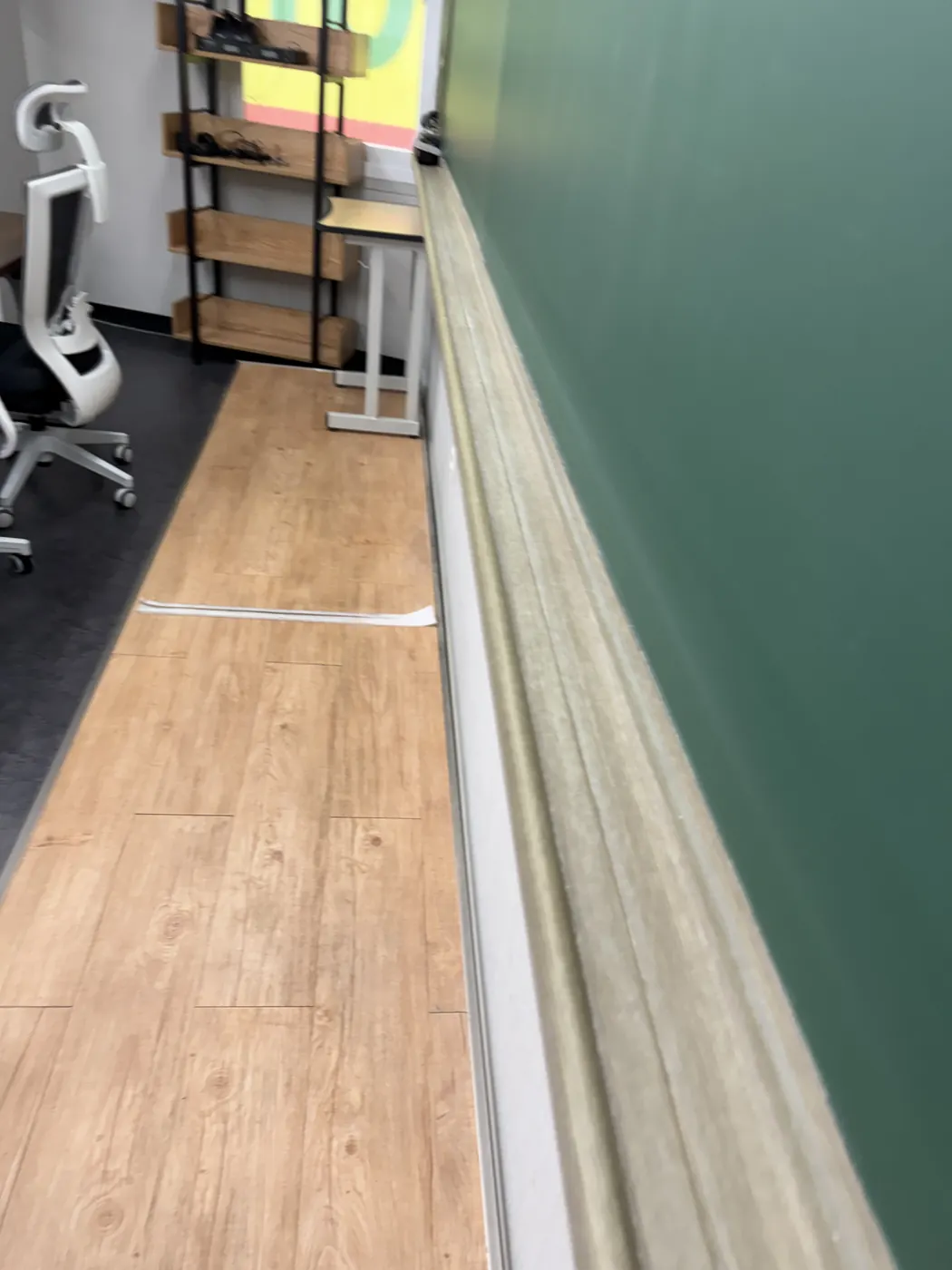 좌석 사이 바닥 — 안남면 학원청소 현장