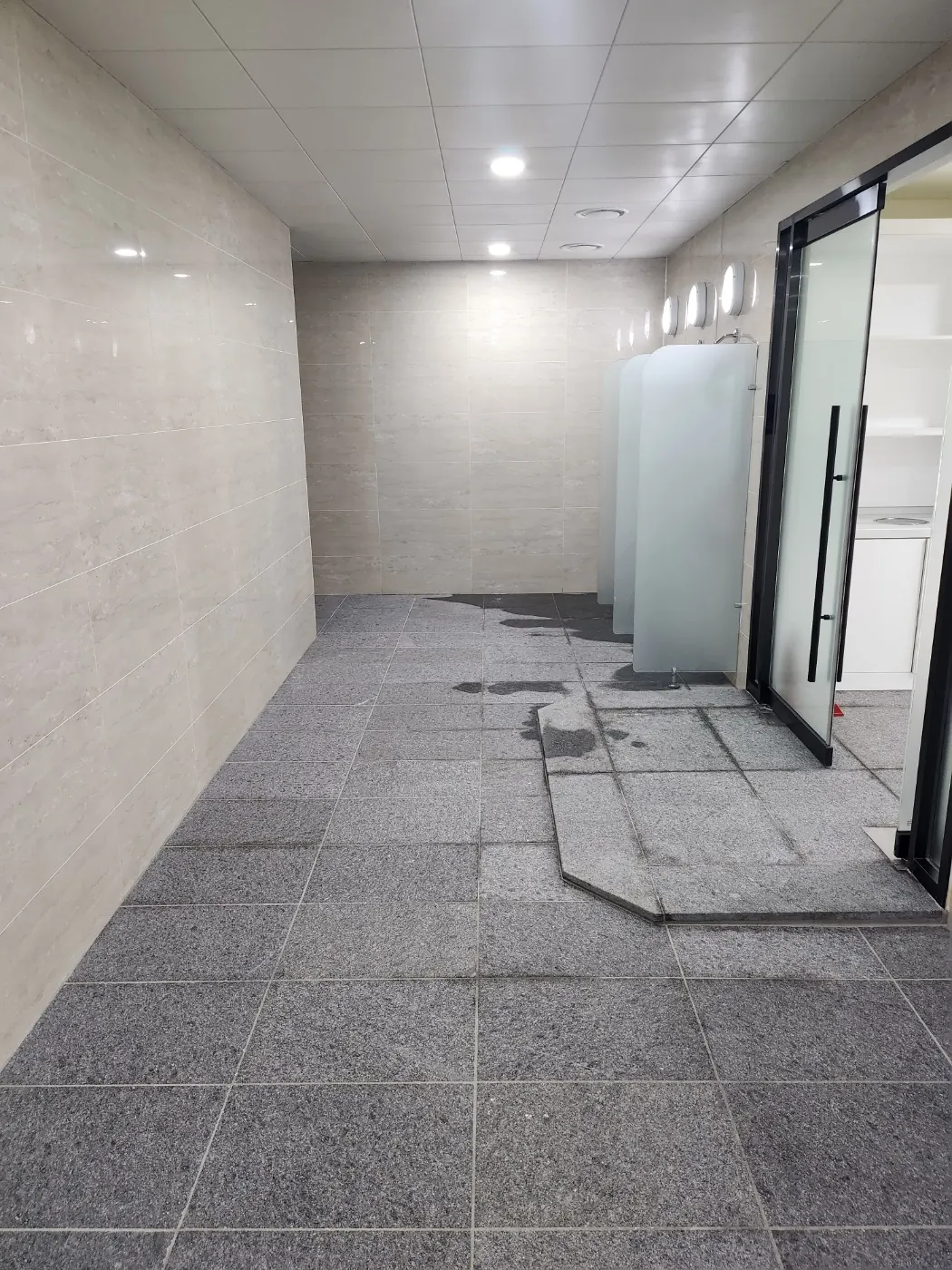 바닥 세정 — 괴산군 목욕탕청소 현장