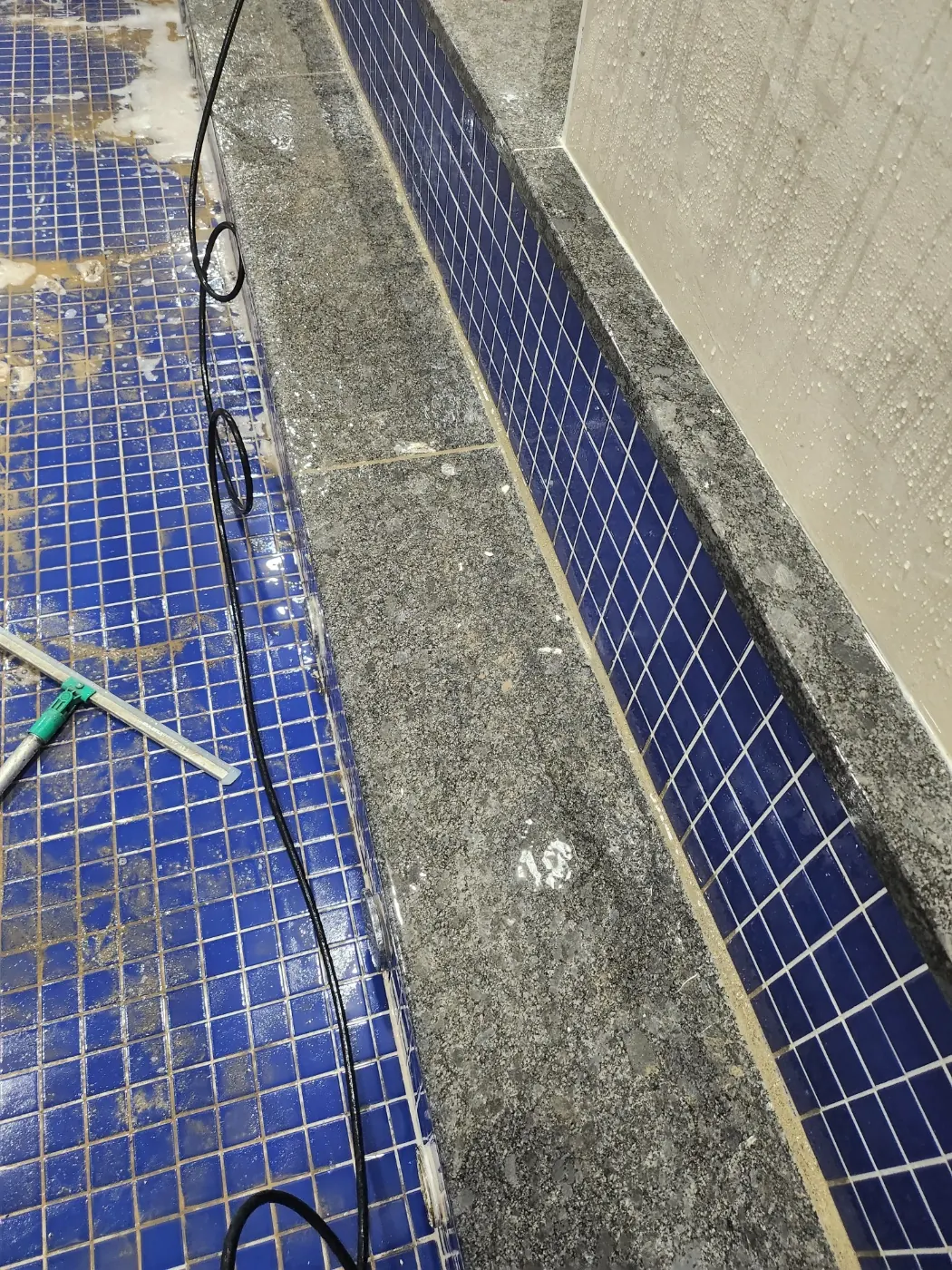 제천시 목욕탕청소 시공 현장 — 탕 내부 세정