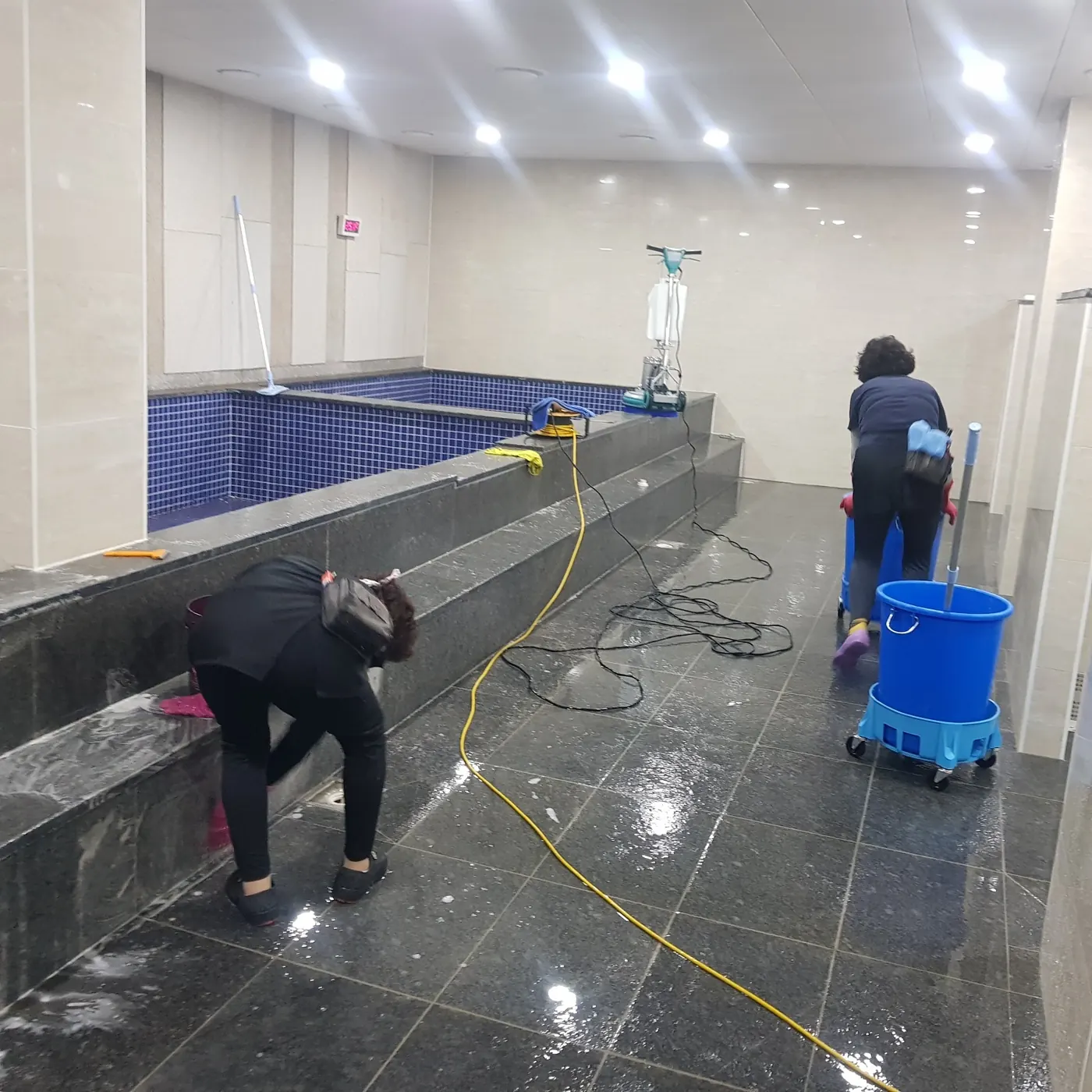 괴산읍 목욕탕청소 시공 현장 — 탕 내부 세정