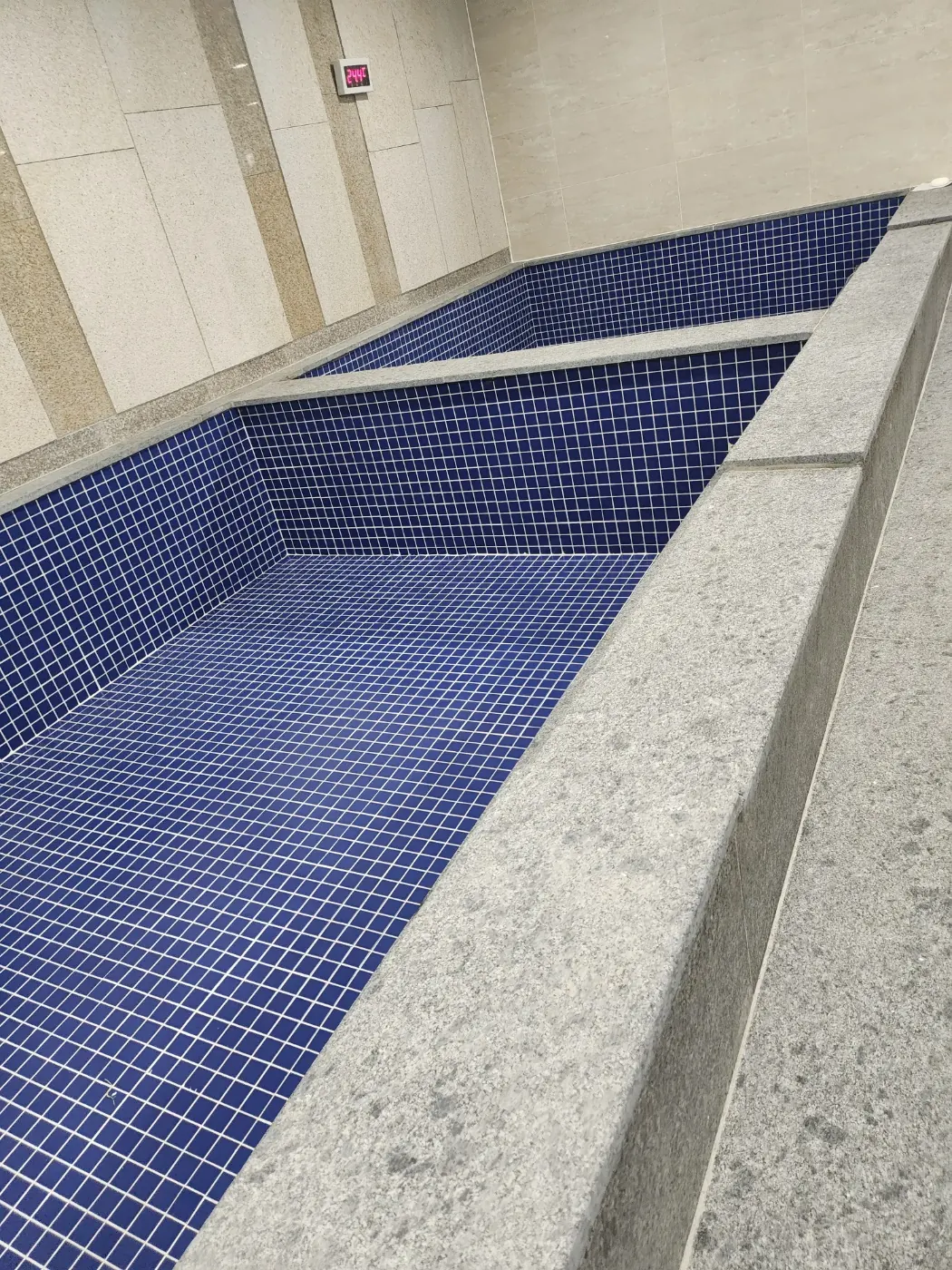 영동군 목욕탕청소 시공 현장 — 탕 내부 세정