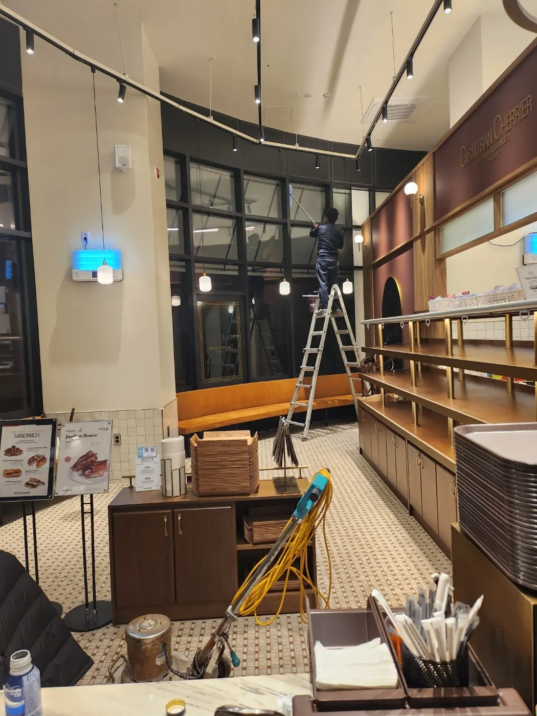 기계 세정 작업 — 영동군 카페청소 현장