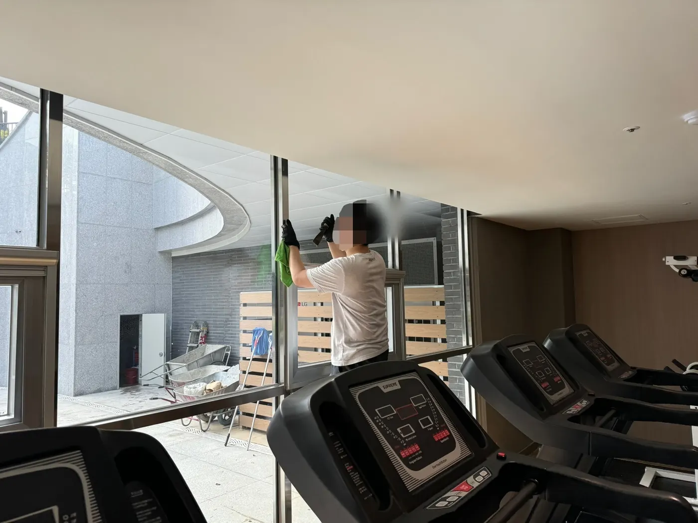 작업 진행 — 보은군 헬스장청소 현장
