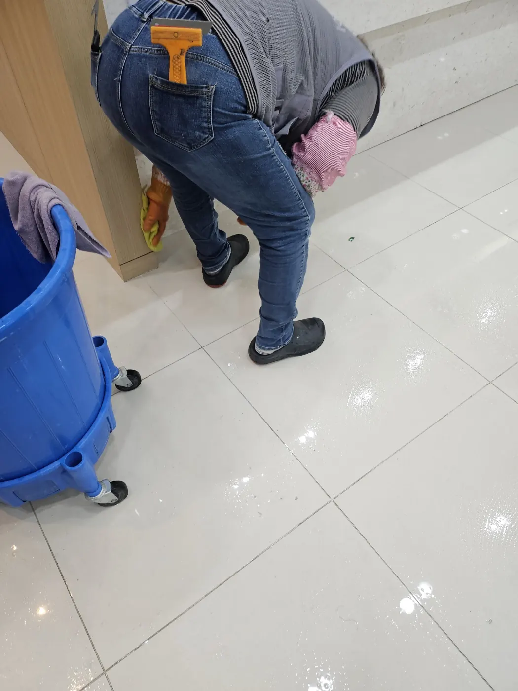 바닥 물걸레 마감 — 보은군 병원청소 현장