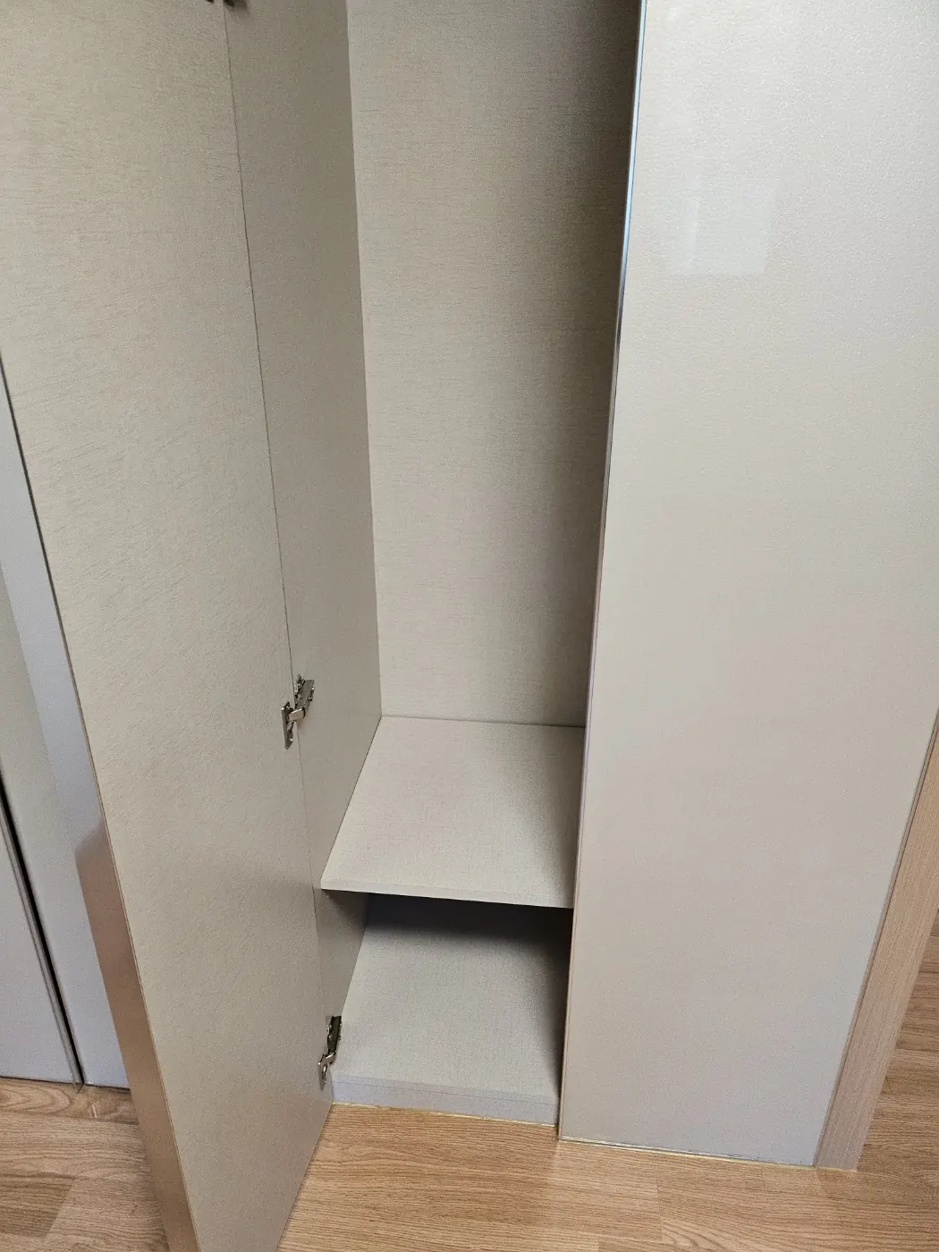 붙박이장 내부 — 괴산군 입주청소 현장