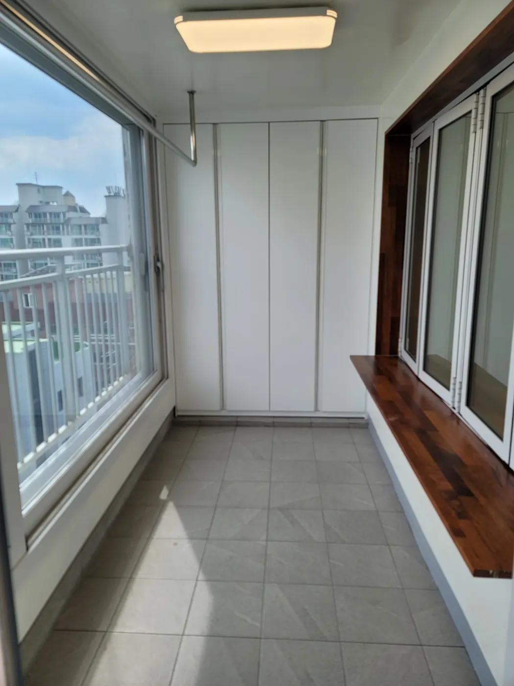 창호·유리 마감 — 명동 입주청소 현장