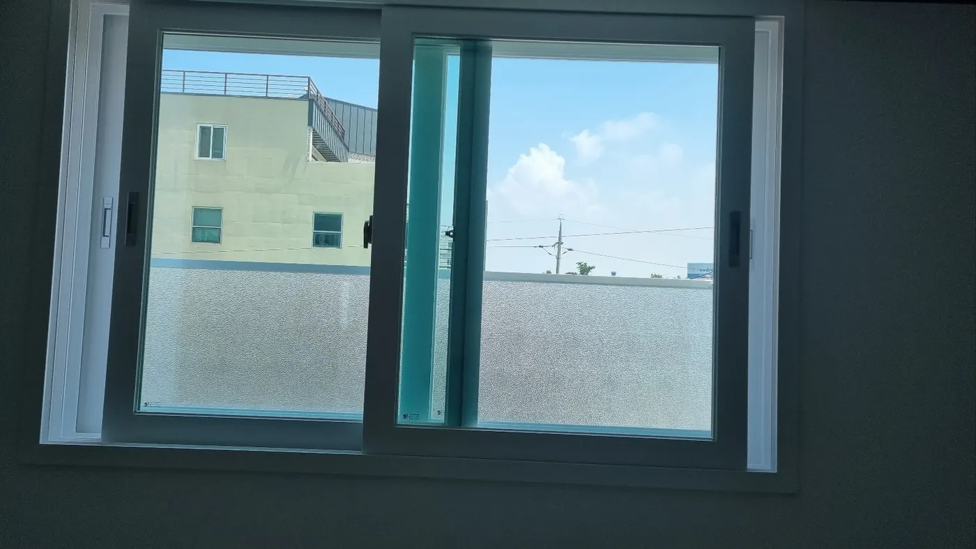 창호·유리 마감 — 금왕읍 입주청소 현장