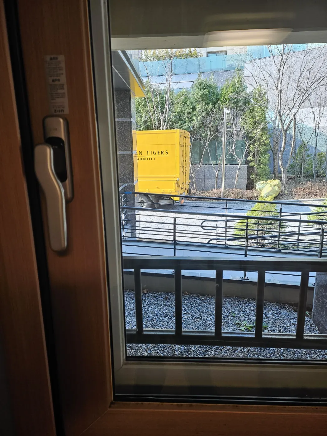 창틀 레일 청소 — 증평군 입주청소 현장