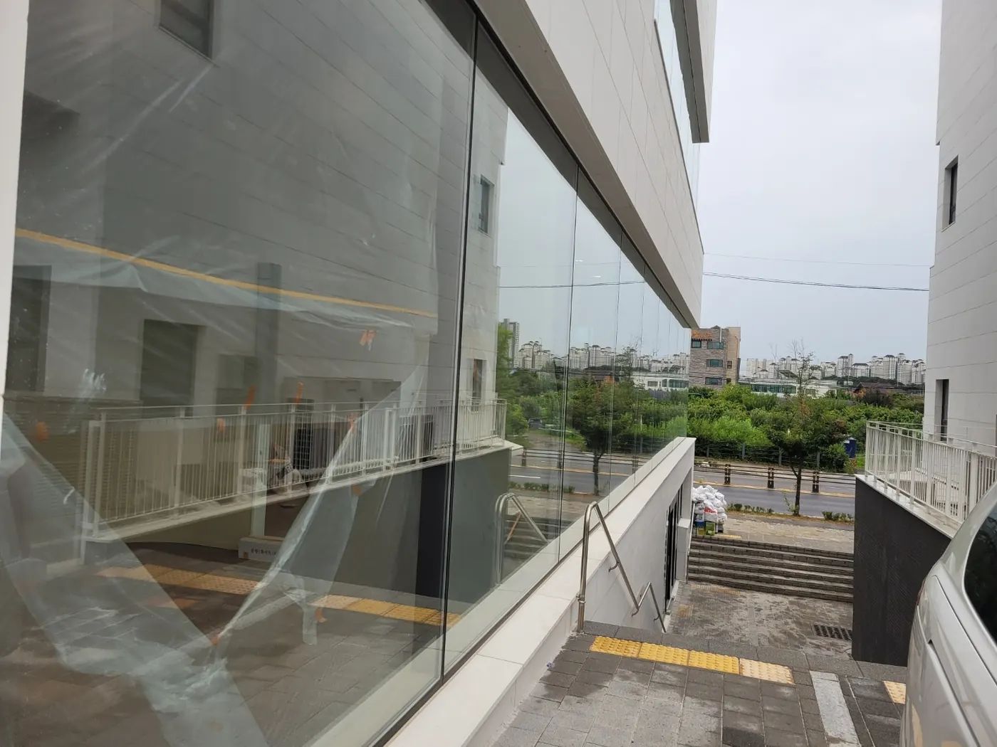 창호 마감 확인 — 목벌동 준공청소 현장