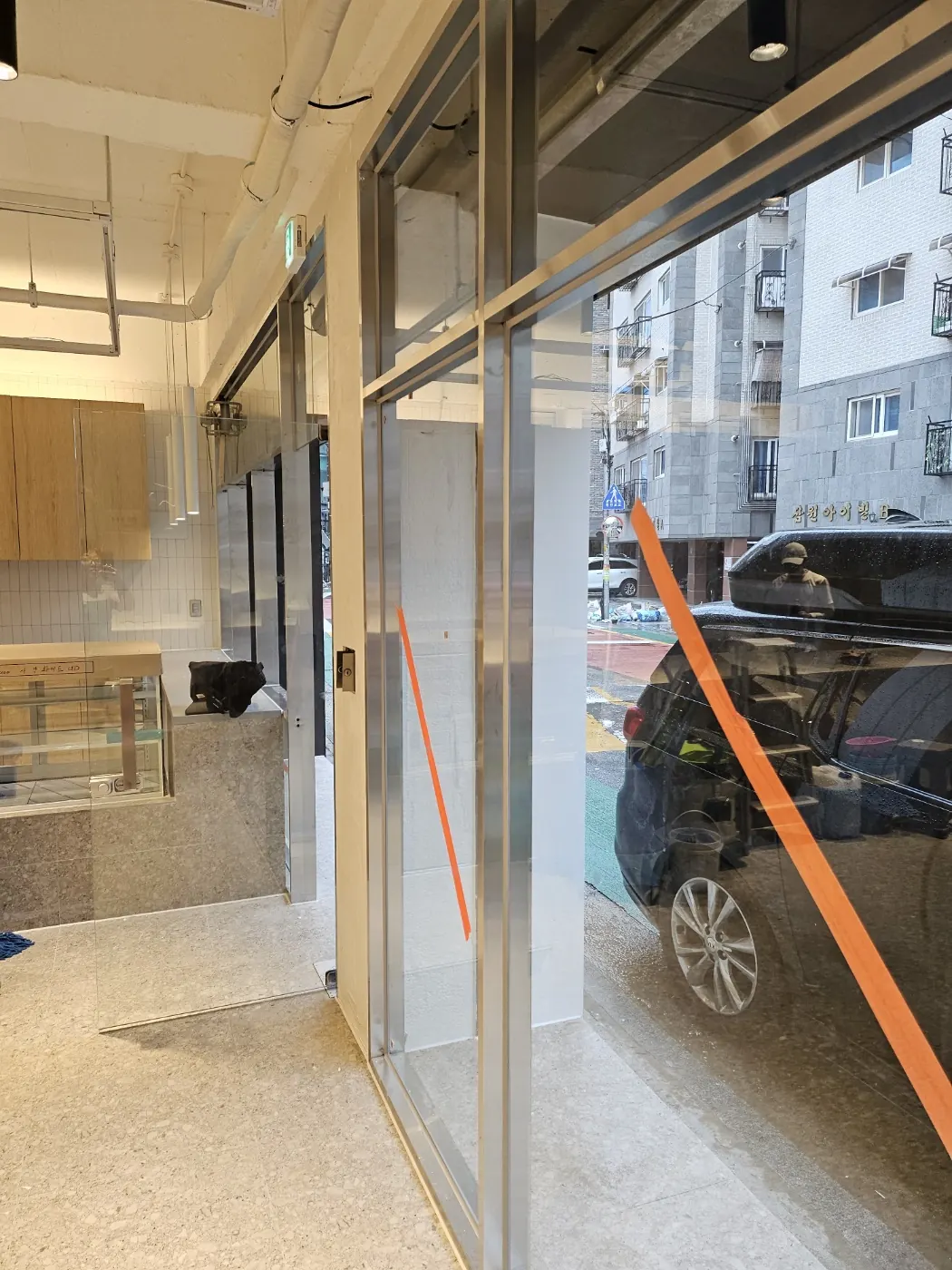 창호 마감 확인 — 충주시 준공청소 현장