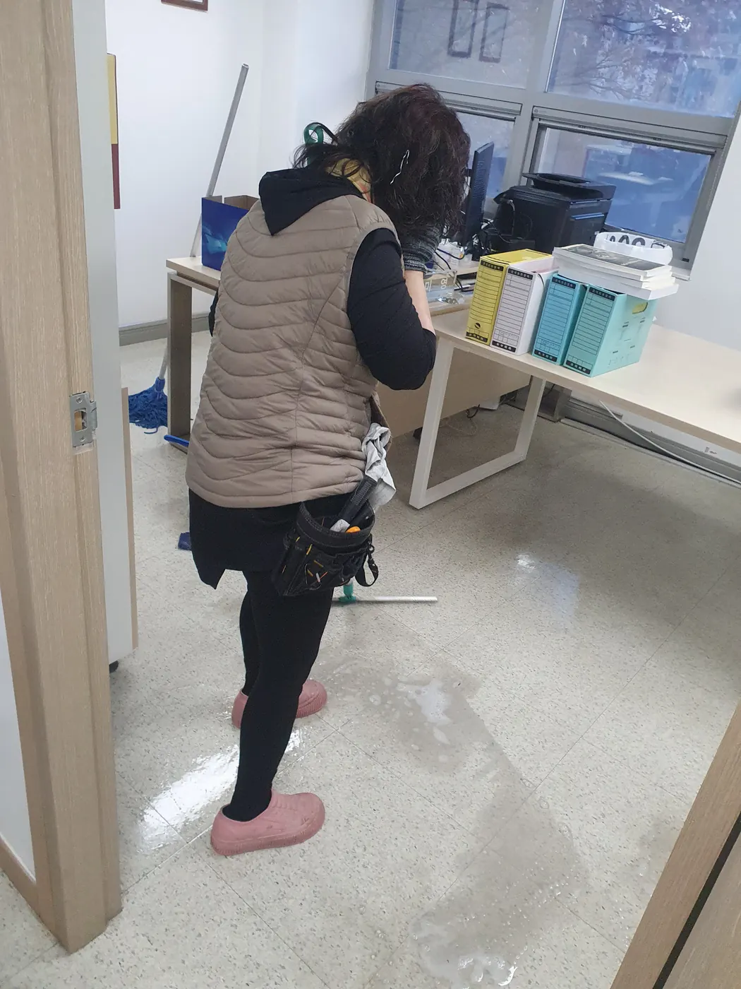 바닥 세정 진행 — 진천읍 사무실청소 현장