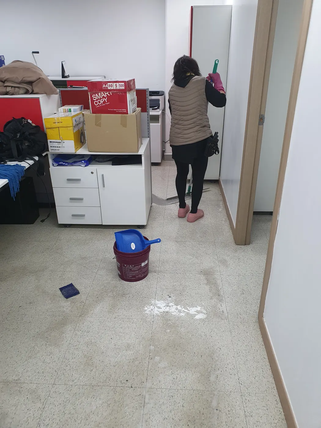 바닥 세정 진행 — 진천군 사무실청소 현장