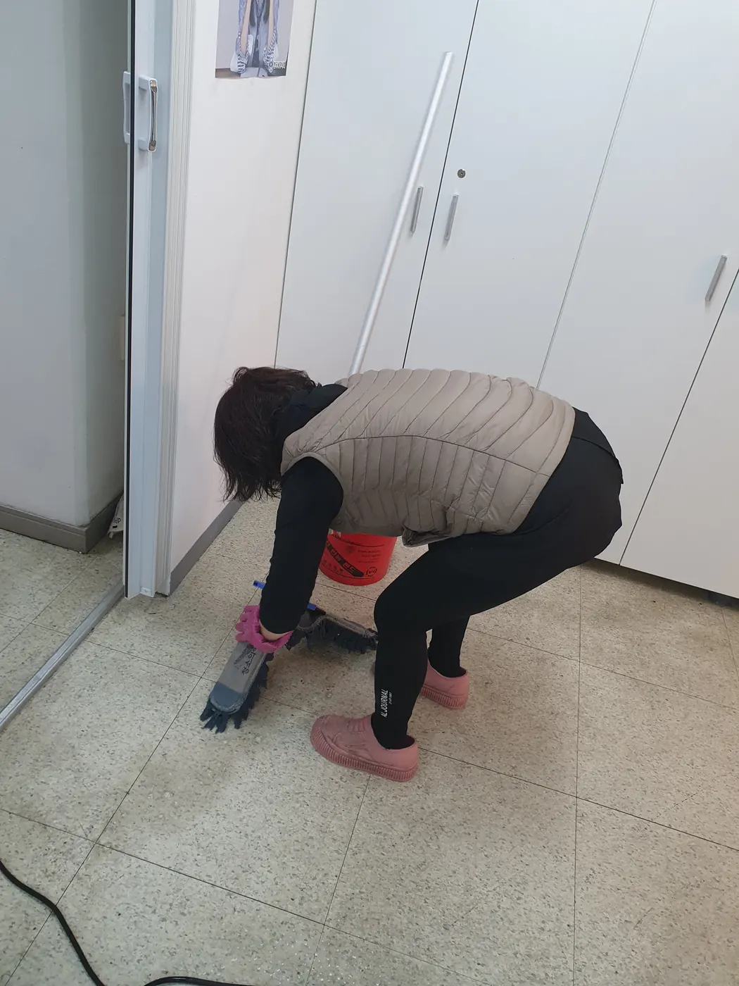 바닥 세정 진행 — 괴산읍 사무실청소 현장
