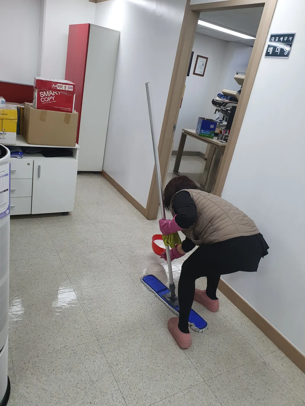 바닥 세정 진행 — 옥천군 사무실청소 현장
