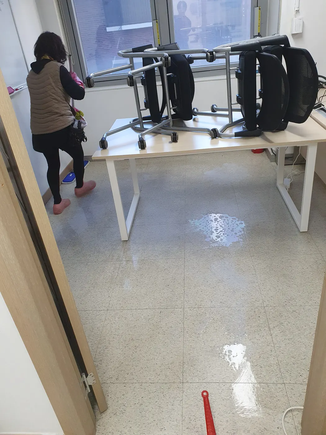 바닥 세정 진행 — 대소읍 사무실청소 현장