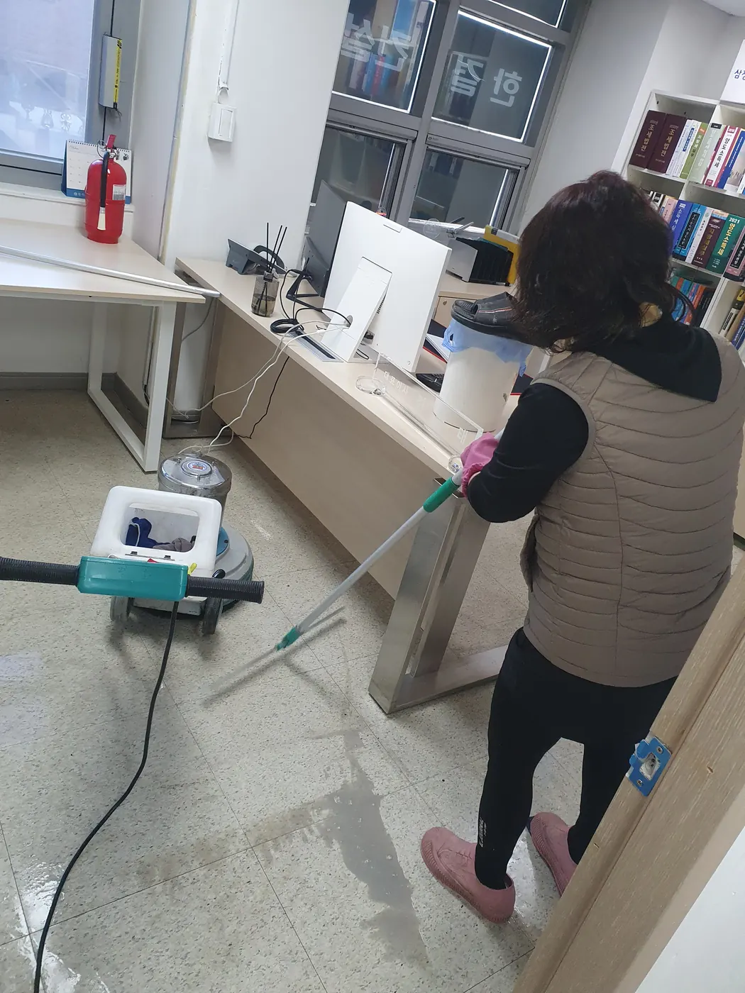 기계 세정 진행 — 음성군 사무실청소 현장