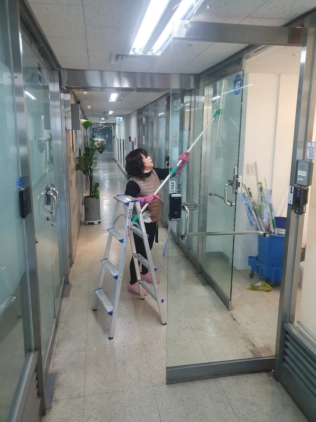 창호 청소 — 맹동면 사무실청소 현장