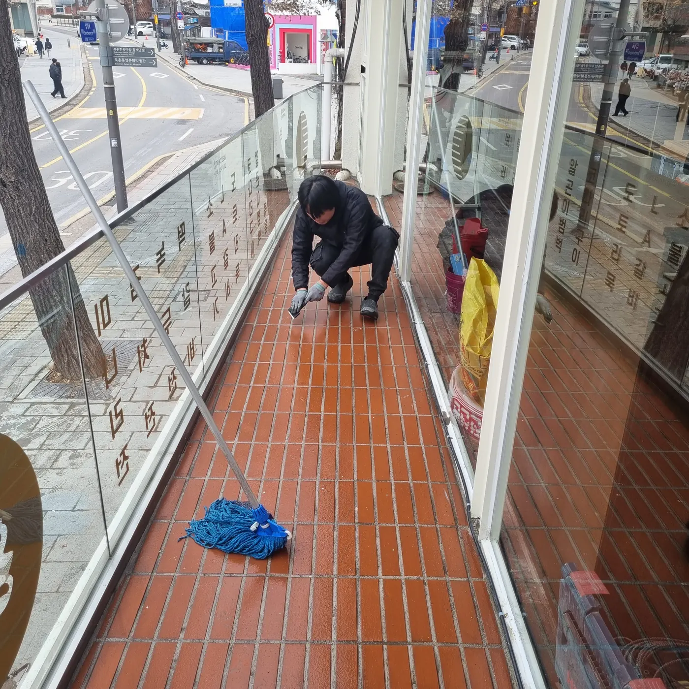 진천군 식당청소 시공 현장 — 주방 바닥 세정