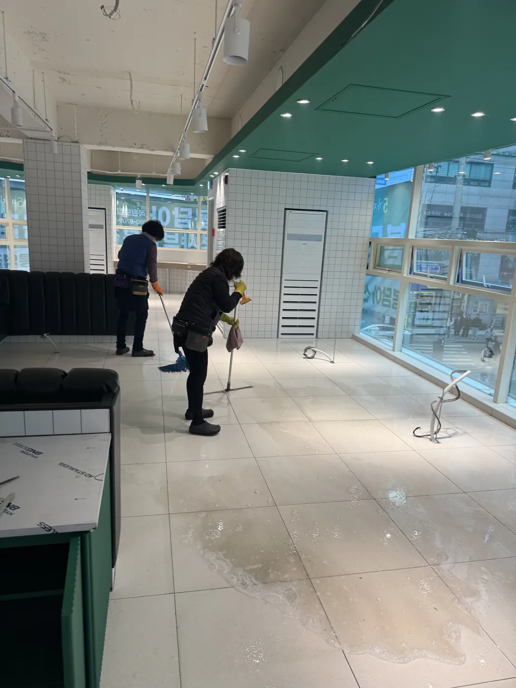 제천시 식당청소 시공 현장 — 바닥 마감 상태