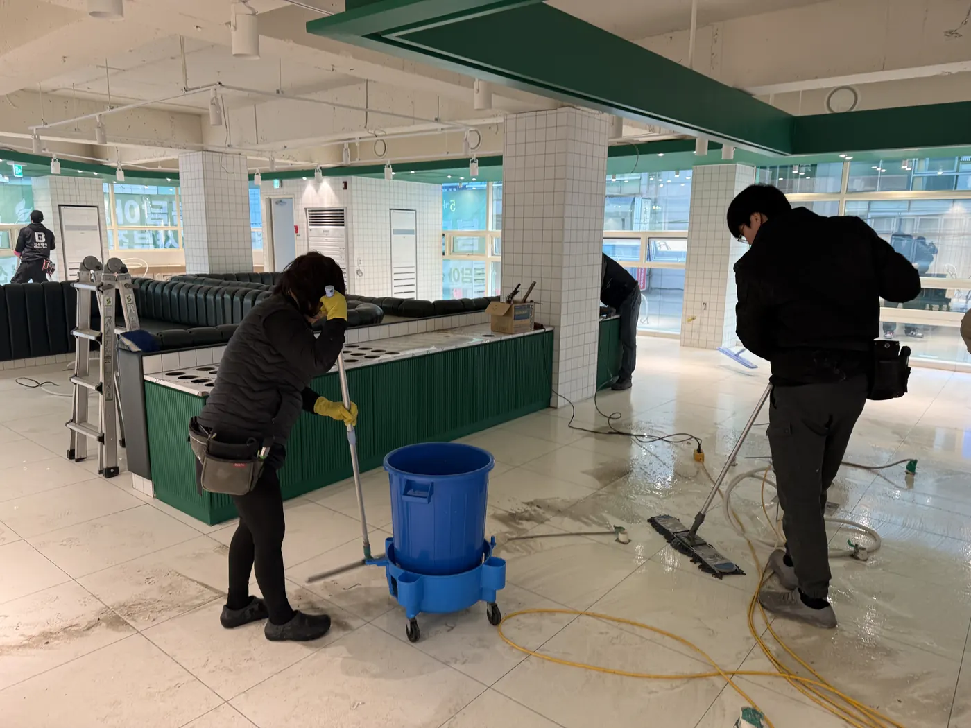 수한면 식당청소 시공 현장 — 주방 바닥 세정