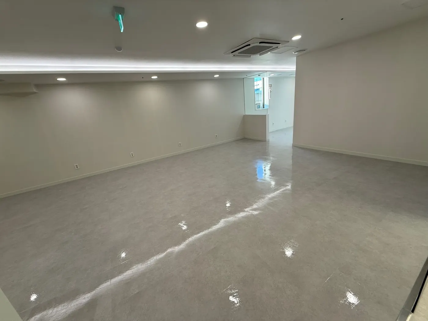 괴산군 상가청소 시공 현장 — 매장 바닥 관리