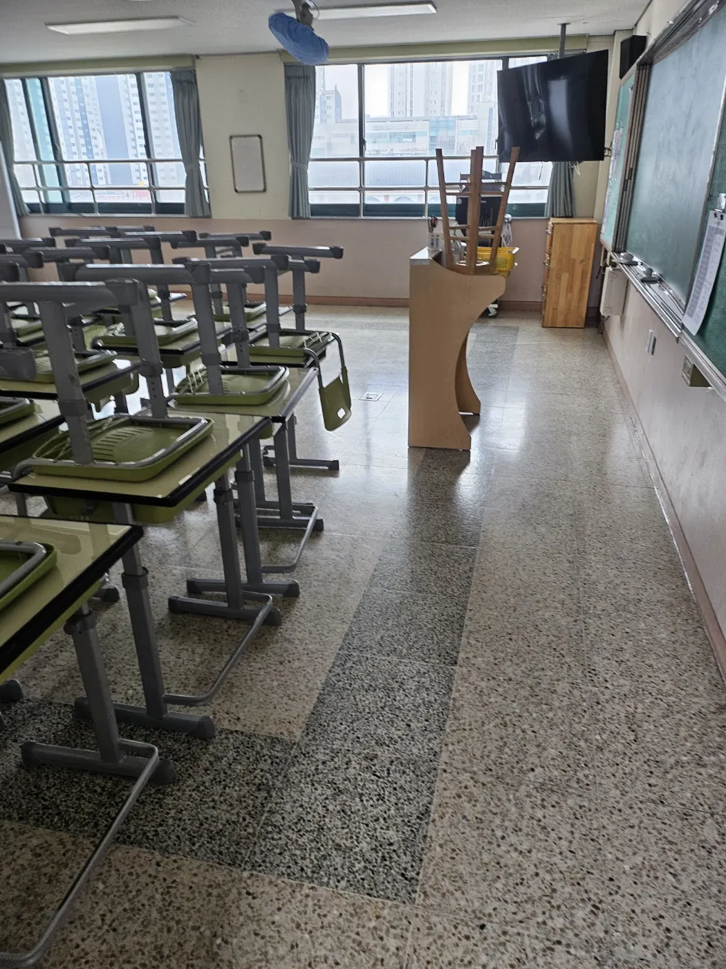 장안면 학교청소 시공 현장 — 교실 정리