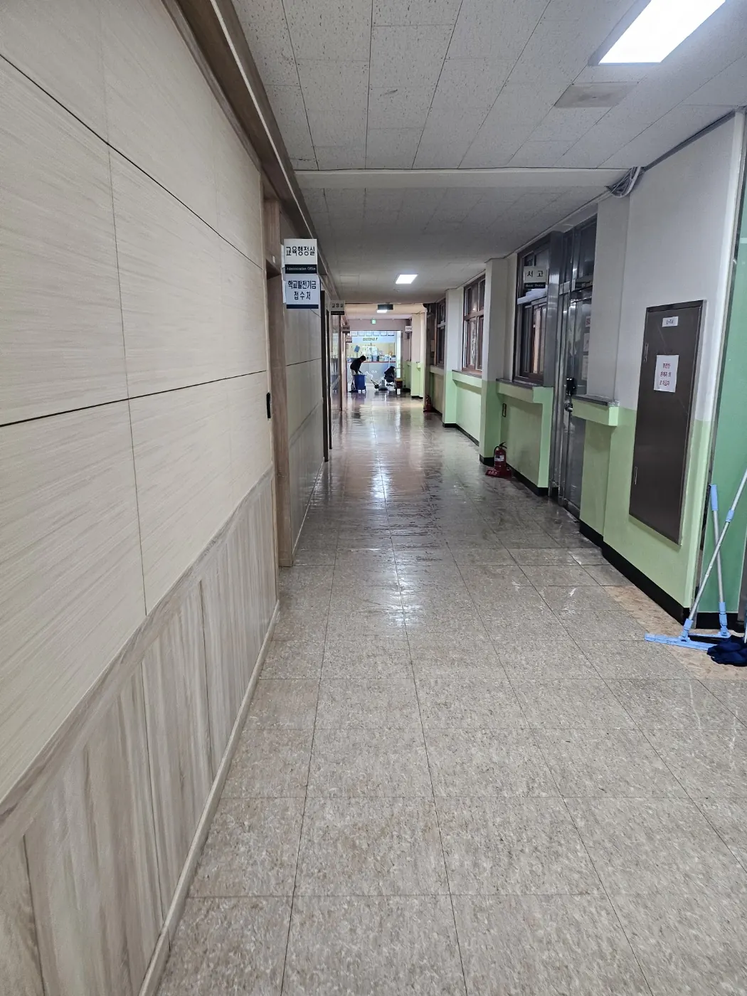 영동군 학교청소 시공 현장 — 복도 관리