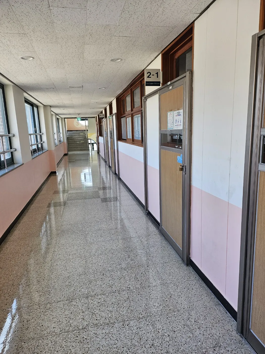 괴산읍 학교청소 시공 현장 — 통로 정리