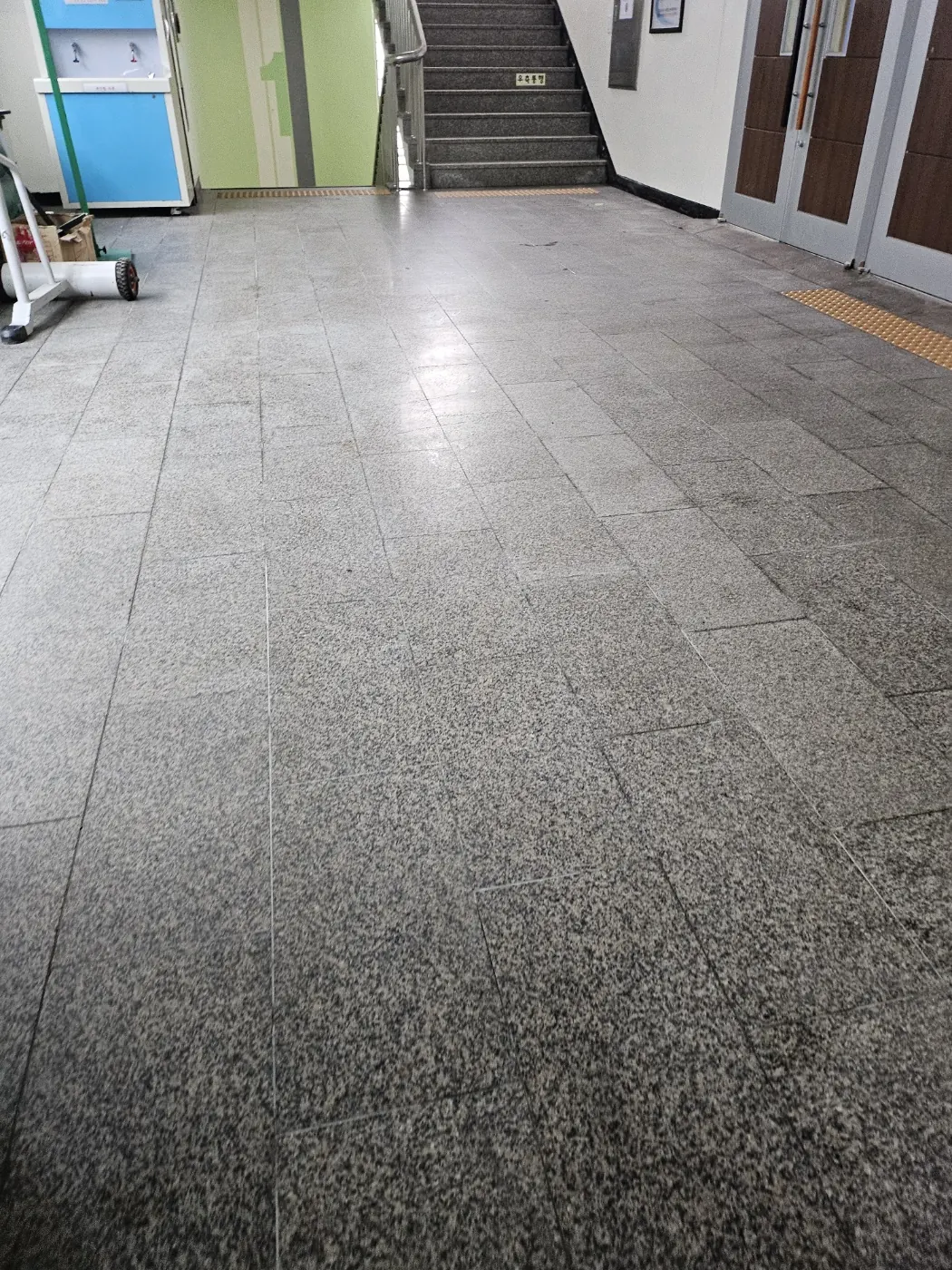 단양군 학교청소 시공 현장 — 통로 정리