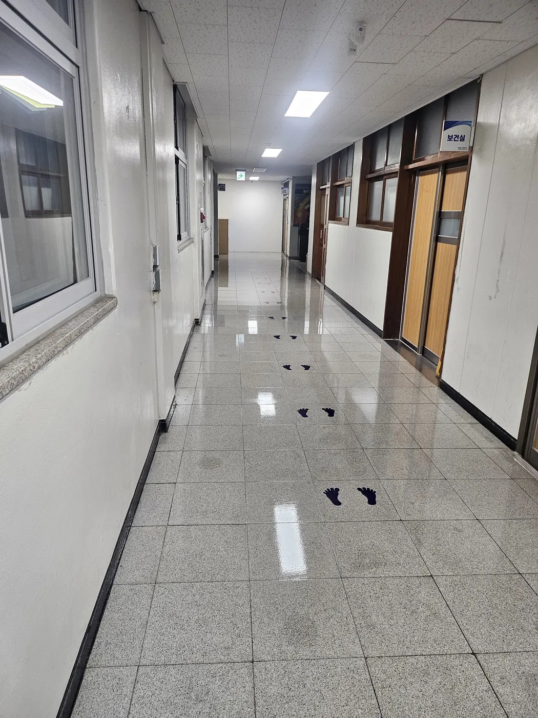음성군 학교청소 시공 현장 — 통로 정리