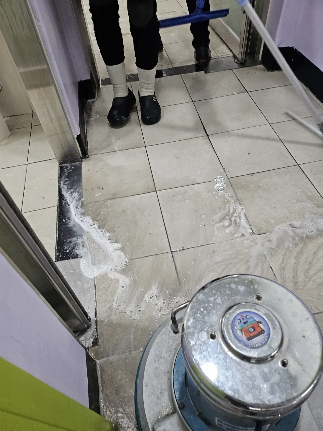 바닥 기계 세정 — 제천시 학교청소 현장