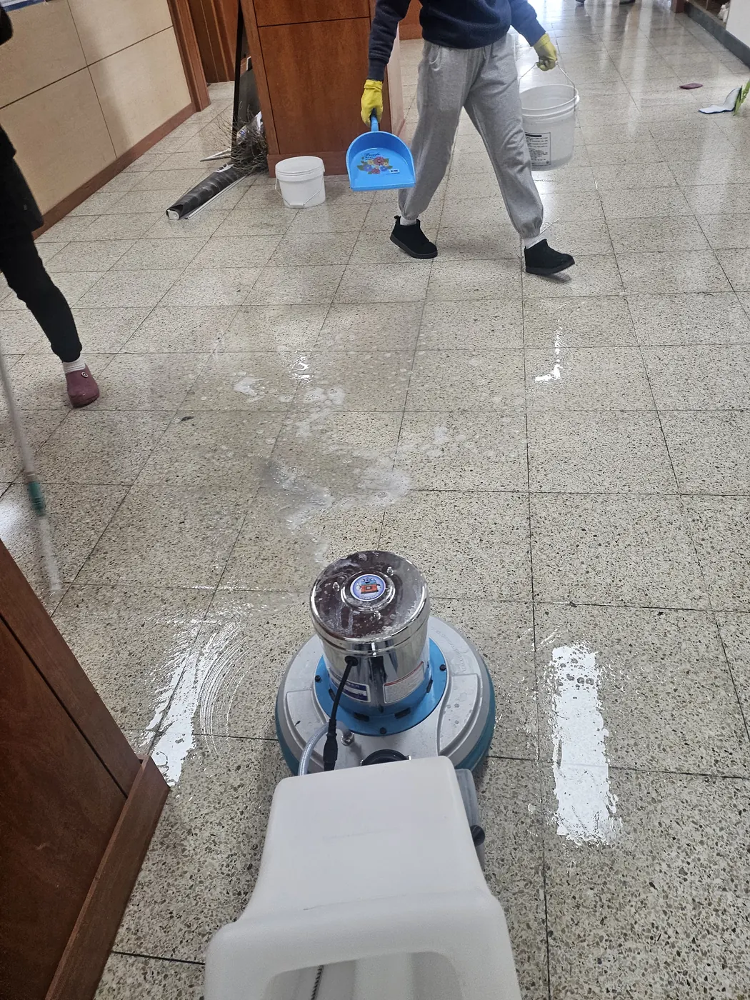 왁스 재코팅 — 영동군 학교청소 현장