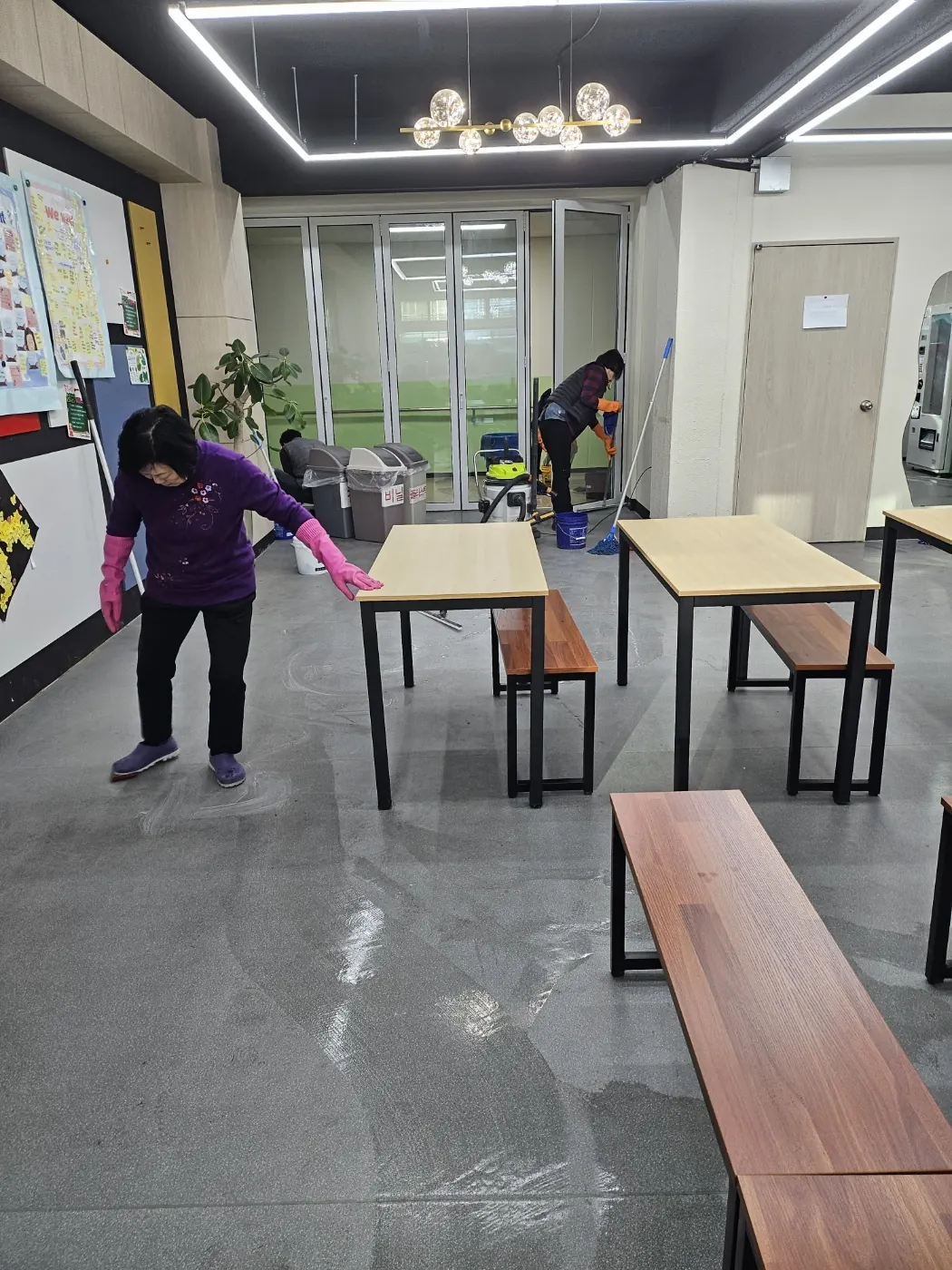 바닥 물걸레 마감 — 진천군 학교청소 현장
