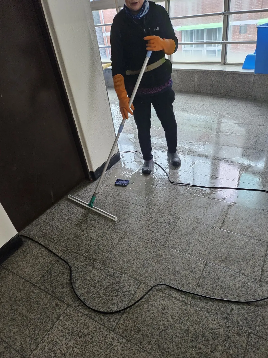 바닥 물걸레 마감 — 신백동 학교청소 현장