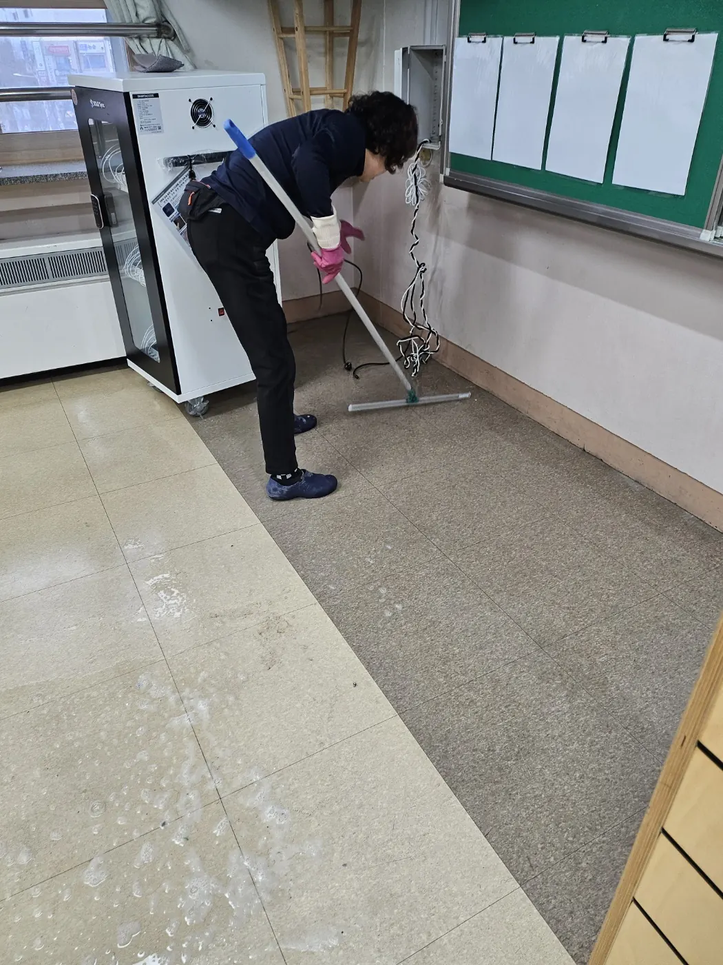 바닥 물걸레 마감 — 청안면 학교청소 현장