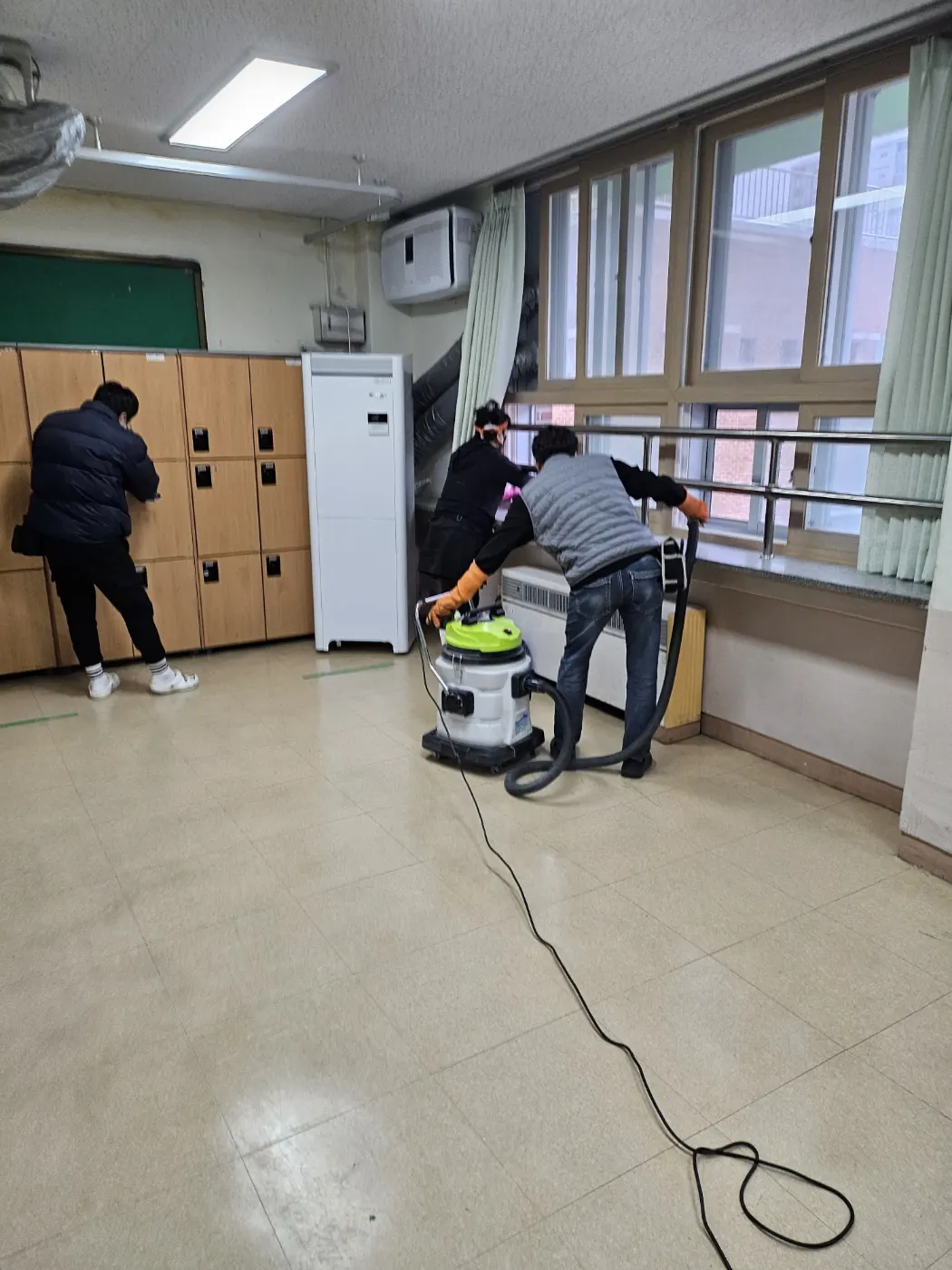 바닥 물걸레 마감 — 진천읍 학교청소 현장