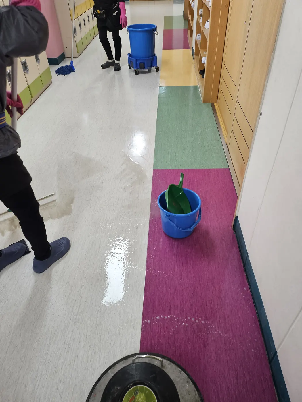 바닥 물걸레 마감 — 수한면 학교청소 현장